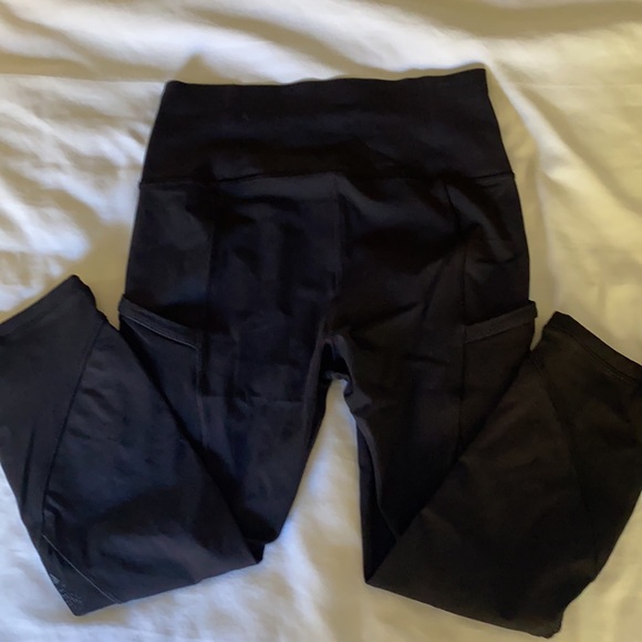 Lululemon Size 4 Black Crops, High Rise - Picture 3 of 7